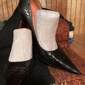 Women’s Joanne and David size 8 black snake print high heel pumps in very good c